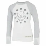 Vorderansicht des ScratchSleeves-Pyjama-Tops im Baseball-Stil für Kinder mit äußeren Schulter-, Hals- und Saumnähten. Weißer Körper mit grauem Logodruck mit Bär, Sternen und est.2008. Grau melierter Hals und Ärmel, mit weißen eingenähten Handschuhen. Körper aus 100% Baumwolle und Handschuhe aus 100% Naturseide. Externes Etikett und Branding auf der linken Seite im unteren Bereich des Oberteils.