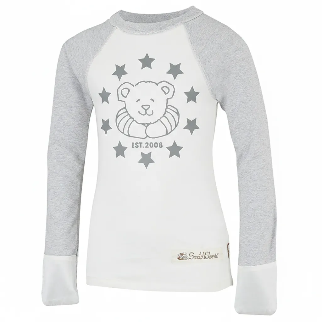 Vorderansicht des ScratchSleeves-Pyjama-Tops im Baseball-Stil für Kinder mit äußeren Schulter-, Hals- und Saumnähten. Weißer Körper mit grauem Logodruck mit Bär, Sternen und est.2008. Grau melierter Hals und Ärmel, mit weißen eingenähten Handschuhen. Körper aus 100% Baumwolle und Handschuhe aus 100% Naturseide. Externes Etikett und Branding auf der linken Seite im unteren Bereich des Oberteils.