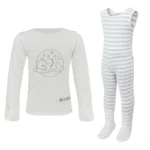 Vue de face de la salopette à rayures grises ScratchSleeves pour les tout-petits, sans couture intérieure de jambe et avec les pieds cousus. Pieds fermés avec une couche de coton tissé blanc 100% sur le devant du pied et sous l'orteil. Corps sans manches en jersey de coton 100% rayé gris et blanc, bordé d'un liseré de coton tissé blanc sur le bras et le cou. Vue de face du haut de pyjama ScratchSleeves pour enfants, ourson endormi gris. Haut de pyjama blanc sans colorant avec ouverture à droite au niveau du cou, mitaines blanches cousues et imprimé ours dormant gris. Corps en jersey de coton 100% et mitaines en soie naturelle 100%. Étiquette extérieure et marquage sur le côté gauche, à la base du haut.