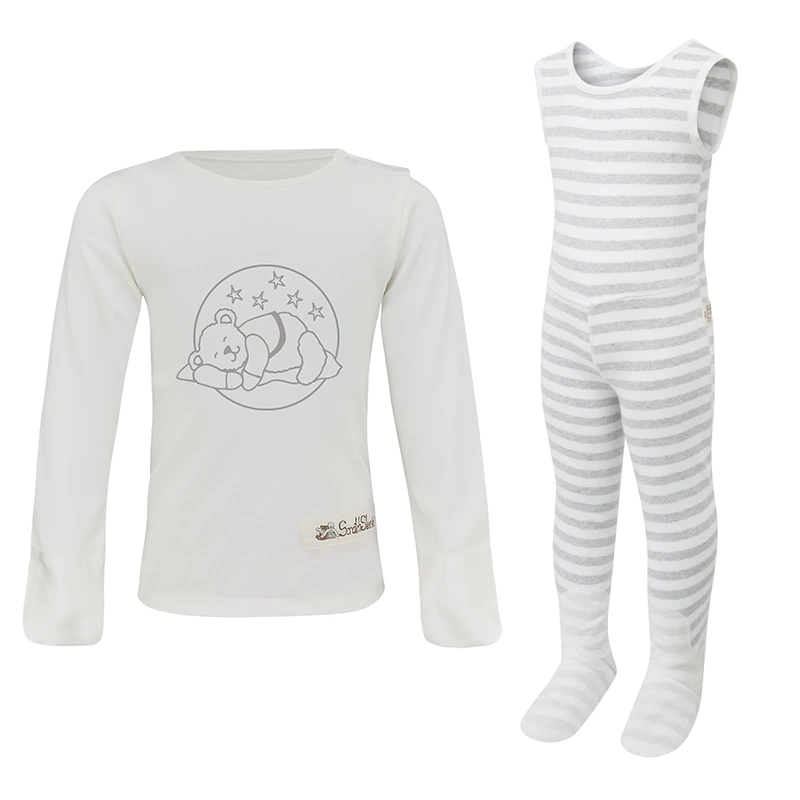 Vue de face de la salopette à rayures grises ScratchSleeves pour les tout-petits, sans couture intérieure de jambe et avec les pieds cousus. Pieds fermés avec une couche de coton tissé blanc 100% sur le devant du pied et sous l'orteil. Corps sans manches en jersey de coton 100% rayé gris et blanc, bordé d'un liseré de coton tissé blanc sur le bras et le cou. Vue de face du haut de pyjama ScratchSleeves pour enfants, ourson endormi gris. Haut de pyjama blanc sans colorant avec ouverture à droite au niveau du cou, mitaines blanches cousues et imprimé ours dormant gris. Corps en jersey de coton 100% et mitaines en soie naturelle 100%. Étiquette extérieure et marquage sur le côté gauche, à la base du haut.