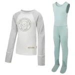 Vue de face du haut de pyjama ScratchSleeves pour enfants, style baseball, avec coutures extérieures aux épaules, à l'encolure et à l'ourlet. Corps blanc avec logo sérigraphié gris représentant un ours et est.2008. Encolure et manches en marron gris, avec les moufles repliées sur elles-mêmes. Corps en coton 100% et mitaines en soie naturelle 100%. Étiquette externe et marquage sur le côté gauche vers la base du haut. Vue de face de la salopette ScratchSleeves pour enfants, sans couture intérieure de la jambe et avec les pieds cousus. Pieds fermés avec une couche de coton tissé gris 100% sur le devant du pied et sous l'orteil. Corps sans manches en jersey de coton 100% vert seafoam, bordé d'un liseré de coton tissé gris sur le bras et l'encolure.