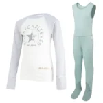 Vue de face du haut de pyjama ScratchSleeves pour enfants, style baseball, avec coutures extérieures aux épaules, à l'encolure et à l'ourlet. Corps blanc avec logo sérigraphié gris représentant un ours et est.2008. Encolure et manches en marron gris, avec les moufles repliées sur elles-mêmes. Corps en coton 100% et mitaines en soie naturelle 100%. Étiquette externe et marquage sur le côté gauche vers la base du haut. Vue de face de la salopette ScratchSleeves pour enfants, sans couture intérieure de la jambe et avec les pieds cousus. Pieds fermés avec une couche de coton tissé gris 100% sur le devant du pied et sous l'orteil. Corps sans manches en jersey de coton 100% vert seafoam, bordé d'un liseré de coton tissé gris sur le bras et l'encolure.