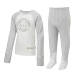 Vorderansicht des Kinder-Pyjamas ScratchSleeves im Baseball-Stil mit äußeren Schulter-, Hals- und Saumnähten. Weißer Körper mit grauem Siebdrucklogo mit Bär und est.2008. Hals und Ärmel grau meliert, mit umgeschlagenen Handschuhen. Körper aus 100% Baumwolle und Handschuhe aus 100% Naturseide. Externes Etikett und Branding auf der linken Seite im unteren Bereich des Oberteils. Vorderansicht der ScratchSleeves Latzhose für Kinder in Meeresblau ohne Innenbeinnaht und mit eingenähten Füßen. Geschlossene Füße mit einer Lage grauer, gewebter Baumwolle 100% über dem Vorderfuß und unter den Zehen. Seegrüne, ärmellose Latzhose aus 100%-Baumwolljersey mit grauer, gewebter Baumwollborte an den Armen und am Hals.