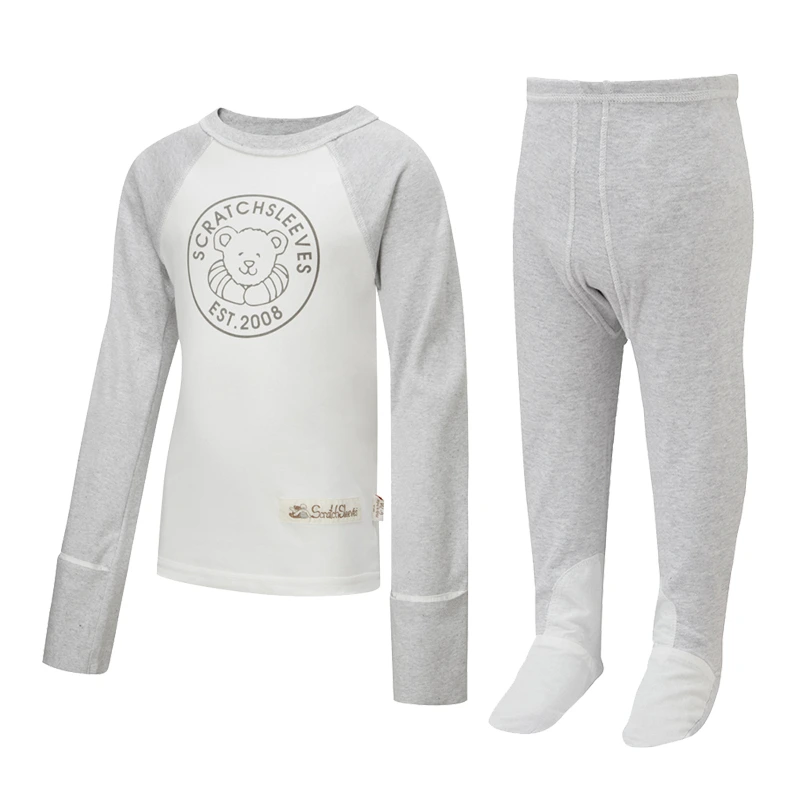 Vorderansicht des Kinder-Pyjamas ScratchSleeves im Baseball-Stil mit äußeren Schulter-, Hals- und Saumnähten. Weißer Körper mit grauem Siebdrucklogo mit Bär und est.2008. Hals und Ärmel grau meliert, mit umgeschlagenen Handschuhen. Körper aus 100% Baumwolle und Handschuhe aus 100% Naturseide. Externes Etikett und Branding auf der linken Seite im unteren Bereich des Oberteils. Vorderansicht der ScratchSleeves Latzhose für Kinder in Meeresblau ohne Innenbeinnaht und mit eingenähten Füßen. Geschlossene Füße mit einer Lage grauer, gewebter Baumwolle 100% über dem Vorderfuß und unter den Zehen. Seegrüne, ärmellose Latzhose aus 100%-Baumwolljersey mit grauer, gewebter Baumwollborte an den Armen und am Hals.