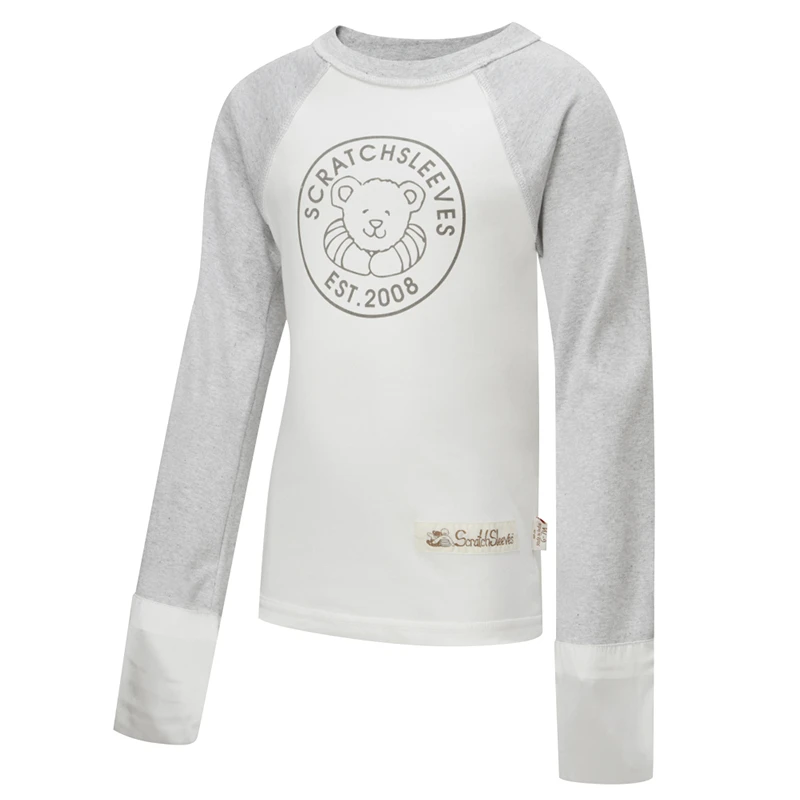 Vorderansicht des Kinder-Pyjamas ScratchSleeves im Baseball-Stil mit äußeren Schulter-, Hals- und Saumnähten. Weißer Körper mit grauem Siebdrucklogo mit Bär und est.2008. Hals und Ärmel aus grauem Mergel, mit weißen Handschuhen, die umgeschlagen werden können, um die Hände zu bedecken. Körper aus Baumwolle 100% und Handschuhe aus Naturseide 100%. Externes Etikett und Branding auf der linken Seite im unteren Bereich des Oberteils.