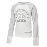 Vue de face du pyjama ScratchSleeves pour enfants, style baseball avec rabats pour les mains, coutures extérieures aux épaules, au cou et à l'ourlet. Corps blanc avec logo sérigraphié gris représentant un hexagone et "est.2008". Encolure et manches gris chiné, avec des moufles blanches repliées pour couvrir les mains. Corps en coton à 100% et moufles en soie naturelle à 100%. Étiquette extérieure et marque sur le côté gauche, vers le bas du haut.