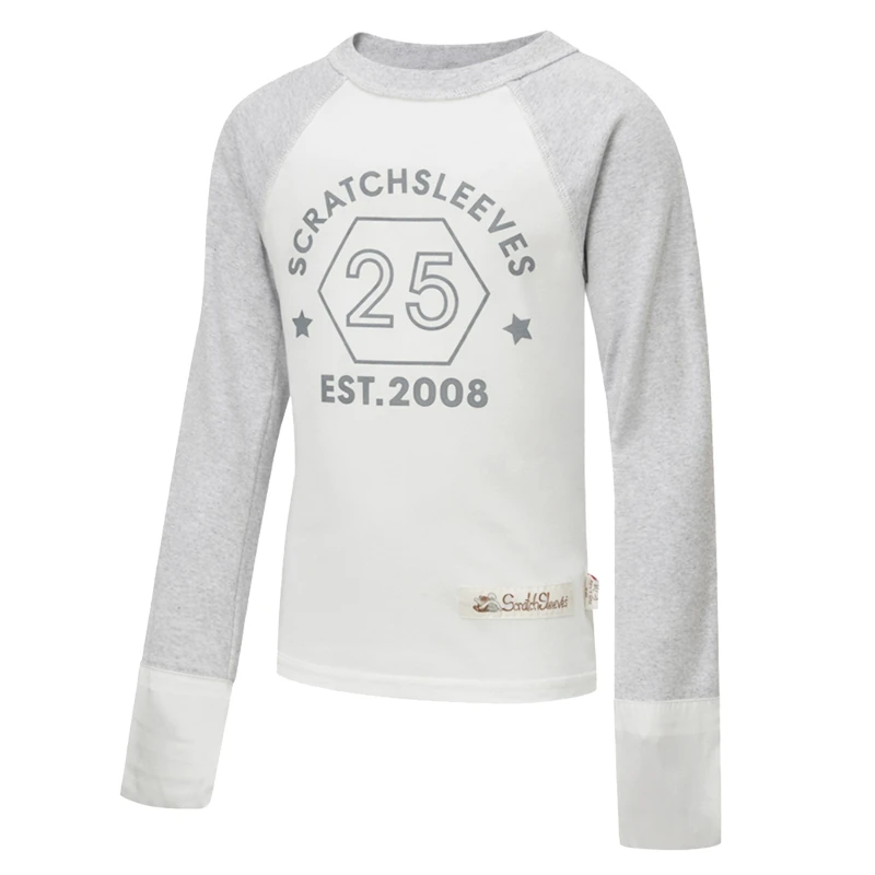 Vue de face du pyjama ScratchSleeves pour enfants, style baseball avec rabats pour les mains, coutures extérieures aux épaules, au cou et à l'ourlet. Corps blanc avec logo sérigraphié gris représentant un hexagone et "est.2008". Encolure et manches gris chiné, avec des moufles blanches repliées pour couvrir les mains. Corps en coton à 100% et moufles en soie naturelle à 100%. Étiquette extérieure et marque sur le côté gauche, vers le bas du haut.