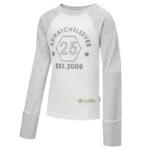 Vue de face du pyjama ScratchSleeves pour enfants de style baseball, avec coutures extérieures sur les épaules, le cou et l'ourlet. Corps blanc avec logo sérigraphié gris, composé d'un hexagone et de "est.2008". Cou et manches gris chiné, avec moufles repliées. 100% coton pour le corps et 100% soie naturelle pour les moufles. Étiquette extérieure et marque sur le côté gauche, vers la base du haut.