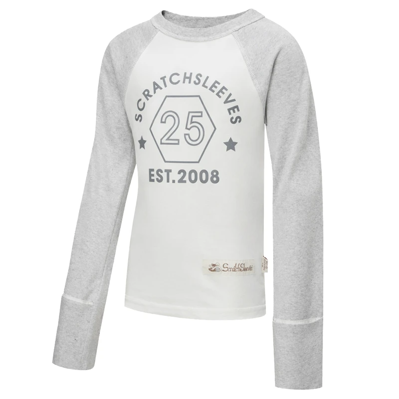 Vue de face du pyjama ScratchSleeves pour enfants de style baseball, avec coutures extérieures sur les épaules, le cou et l'ourlet. Corps blanc avec logo sérigraphié gris, composé d'un hexagone et de "est.2008". Cou et manches gris chiné, avec moufles repliées. 100% coton pour le corps et 100% soie naturelle pour les moufles. Étiquette extérieure et marque sur le côté gauche, vers la base du haut.