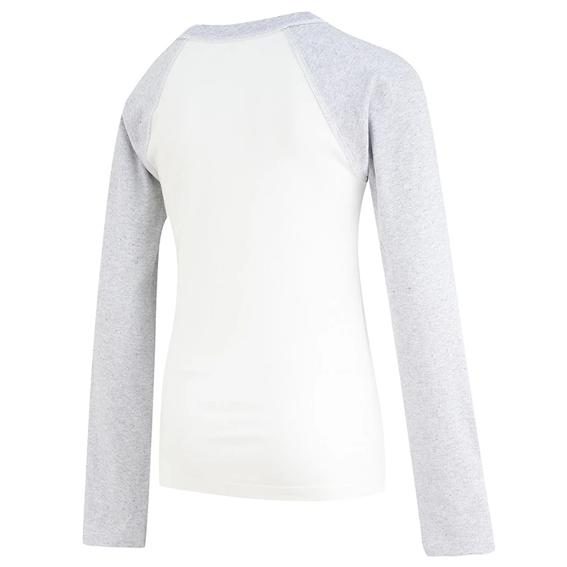 Vue de dos du haut de pyjama ScratchSleeves pour adolescents, style baseball, avec coutures extérieures aux épaules, au cou et à l'ourlet. Corps blanc et col et manches en marne grise, avec les moufles repliées. Corps en coton 100% et mitaines en soie naturelle 100%.