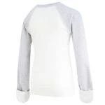 Vue de dos du haut de pyjama ScratchSleeves pour adolescents, style baseball, avec coutures extérieures aux épaules, au cou et à l'ourlet. Corps blanc, col et manches en marne grise, avec des moufles blanches repliées pour couvrir les mains. Corps en coton 100% et mitaines en soie naturelle 100%.