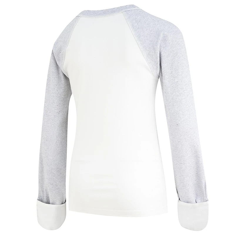 Vue de dos du haut de pyjama ScratchSleeves pour adolescents, style baseball, avec coutures extérieures aux épaules, au cou et à l'ourlet. Corps blanc, col et manches en marne grise, avec des moufles blanches repliées pour couvrir les mains. Corps en coton 100% et mitaines en soie naturelle 100%.