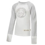 Vue de face du haut de pyjama ScratchSleeves pour enfants, style baseball, avec coutures extérieures aux épaules, à l'encolure et à l'ourlet. Corps blanc avec logo sérigraphié gris représentant un ours et est.2008. Encolure et manches en marron gris, avec des moufles blanches repliées pour couvrir les mains. Corps en coton 100% et mitaines en soie naturelle 100%. Étiquette externe et marquage sur le côté gauche, à la base du haut.