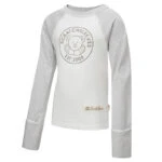 Vue de face du haut de pyjama ScratchSleeves pour enfants, style baseball, avec coutures extérieures aux épaules, à l'encolure et à l'ourlet. Corps blanc avec logo sérigraphié gris représentant un ours et est.2008. Encolure et manches en marron gris, avec les moufles repliées sur elles-mêmes. Corps en coton 100% et mitaines en soie naturelle 100%. Étiquette externe et marquage sur le côté gauche, à la base du haut.