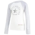 Vue de face du haut de pyjama ScratchSleeves de style baseball avec coutures extérieures au niveau des épaules, du cou et de l'ourlet. Corps blanc avec logo sérigraphié gris comportant une étoile et est.2008. Encolure et manches en marron gris, avec les moufles repliées sur elles-mêmes. Corps en coton 100% et mitaines en soie naturelle 100%. Étiquette externe et marquage sur le côté gauche, à la base du haut.