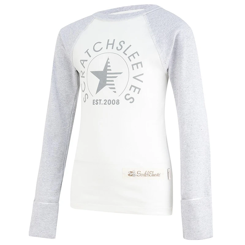 Vue de face du haut de pyjama ScratchSleeves de style baseball avec coutures extérieures au niveau des épaules, du cou et de l'ourlet. Corps blanc avec logo sérigraphié gris comportant une étoile et est.2008. Encolure et manches en marron gris, avec les moufles repliées sur elles-mêmes. Corps en coton 100% et mitaines en soie naturelle 100%. Étiquette externe et marquage sur le côté gauche, à la base du haut.