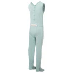 Vue arrière de la salopette ScratchSleeves pour enfants, sans couture intérieure de la jambe et avec pieds cousus. Ouverture renforcée dans le dos, de l'encolure jusqu'au milieu du dos, avec des boutons verts qui la maintiennent fermée. Bouton supplémentaire à droite avec fermeture à boucle et patte supplémentaire qui se rabat sur l'encolure avec fermeture à bouton. Pieds fermés avec une couche de coton tissé gris 100% sur le devant du pied et sous l'orteil. Corps sans manches en jersey de coton 100% de couleur verte, bordé d'un liseré de coton tissé gris sur le bras et l'encolure. Marquage extérieur au dos en bas de l'ouverture.
