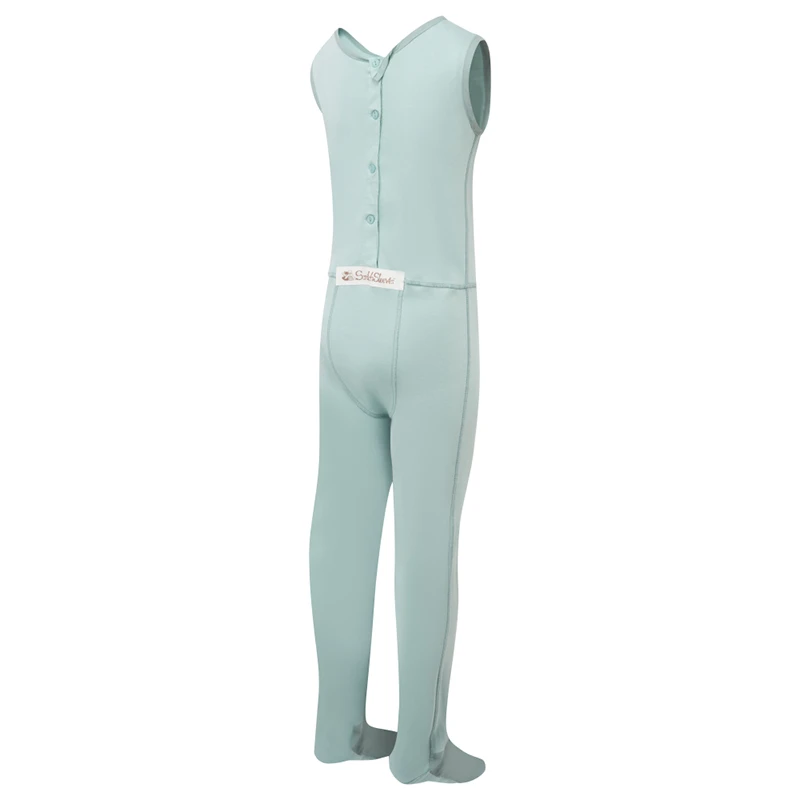 Vue arrière de la salopette ScratchSleeves pour enfants, sans couture intérieure de la jambe et avec pieds cousus. Ouverture renforcée dans le dos, de l'encolure jusqu'au milieu du dos, avec des boutons verts qui la maintiennent fermée. Bouton supplémentaire à droite avec fermeture à boucle et patte supplémentaire qui se rabat sur l'encolure avec fermeture à bouton. Pieds fermés avec une couche de coton tissé gris 100% sur le devant du pied et sous l'orteil. Corps sans manches en jersey de coton 100% de couleur verte, bordé d'un liseré de coton tissé gris sur le bras et l'encolure. Marquage extérieur au dos en bas de l'ouverture.