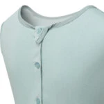 Vue rapprochée de l'arrière de la salopette ScratchSleeves Seafoam pour enfants, montrant l'ouverture renforcée dans le dos, du cou vers le bas, avec les boutons verts qui la maintiennent fermée. Bouton supplémentaire à droite avec fermeture à boucle et patte supplémentaire qui se replie sur l'encolure avec fermeture à bouton pour la maintenir en place. Corps sans manches en jersey de coton 100%, de couleur vert d'eau, avec garniture en coton tissé gris au niveau de l'encolure.