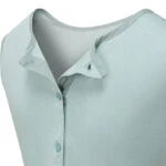 Vue rapprochée du dos de la salopette pour enfants ScratchSleeves, montrant l'ouverture renforcée dans le dos, du cou vers le bas, partiellement ouverte avec des boutons verts à droite et des trous et une boucle pour les boutons à gauche. Une patte supplémentaire à droite avec une boutonnière se replie sur l'encolure et se ferme à l'aide d'un bouton pour la maintenir en place. Corps sans manches en jersey de coton 100% de couleur vert mousse, avec garniture en coton tissé gris au niveau de l'encolure.