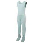 Vue de face de la salopette ScratchSleeves pour enfants, sans couture intérieure de jambe et avec pieds cousus. Pieds fermés avec une couche de coton tissé gris 100% sur l'avant du pied et sous l'orteil. Corps sans manches en jersey de coton 100% vert seafoam, bordé d'un liseré de coton tissé gris sur le bras et l'encolure.