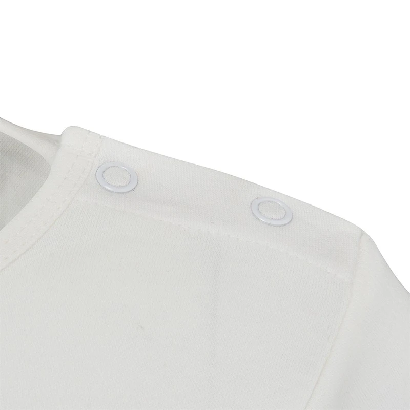 Gros plan sur les poppers au niveau du cou du pyjama ScratchSleeves "Sleepy Bear" pour enfants. Haut de pyjama en jersey de coton 100% sans colorant blanc avec des boutons-pression blancs. L'encolure peut être élargie pour ne pas traîner sur les visages endoloris et elle est très sûre une fois bouclée.