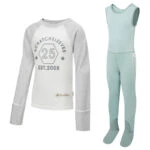 Vue de face du pyjama à manches ScratchSleeves pour enfants, style baseball, avec coutures externes sur les épaules, le cou et l'ourlet. Corps blanc avec logo imprimé par sérigraphie gris représentant un hexagone et « est.2008 ». Manches et cou gris chiné, avec moufles repliées vers l'arrière. Corps 100% coton et moufles 100% soie naturelle. Étiquette externe et marque sur le côté gauche, vers le bas du haut. Vue de face de la salopette ScratchSleeves pour enfants vert d'eau, sans couture à l'intérieur de la jambe et avec pieds cousus. Pieds fermés avec une couche de coton tissé gris, 100% coton, sur le devant du pied et sous l'orteil. Corps sans manches vert d'eau, 100% coton jersey, bordé d'une garniture en coton tissé gris au niveau des bras et du cou.