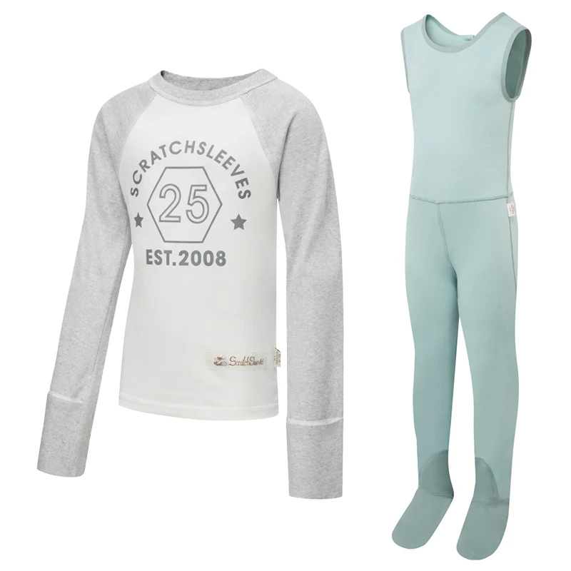 Vue de face du pyjama à manches ScratchSleeves pour enfants, style baseball, avec coutures externes sur les épaules, le cou et l'ourlet. Corps blanc avec logo imprimé par sérigraphie gris représentant un hexagone et « est.2008 ». Manches et cou gris chiné, avec moufles repliées vers l'arrière. Corps 100% coton et moufles 100% soie naturelle. Étiquette externe et marque sur le côté gauche, vers le bas du haut. Vue de face de la salopette ScratchSleeves pour enfants vert d'eau, sans couture à l'intérieur de la jambe et avec pieds cousus. Pieds fermés avec une couche de coton tissé gris, 100% coton, sur le devant du pied et sous l'orteil. Corps sans manches vert d'eau, 100% coton jersey, bordé d'une garniture en coton tissé gris au niveau des bras et du cou.