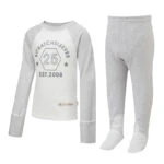 Vorderansicht des Kinder-Pyjama-Oberteils im Baseball-Stil mit Klapp-Fäustlingen von ScratchSleeves mit äußeren Schulter-, Nacken- und Saumnähten. Weißer Körper mit grauem Siebdrucklogo, das ein Sechseck und "est. 2008" zeigt. Grau melierter Nacken und Ärmel, mit zurückgeklappten Fäustlingen. 100% Baumwollkörper und 100% Seidenfäustlinge. Externes Etikett und Branding auf der linken Seite am unteren Rand des Oberteils. Vorderansicht der Kinder-Latzhose von ScratchSleeves in Seegrün mit keiner Innenbein-Naht und eingenähten Füßen. Geschlossene Füße mit einer Schicht aus grauem, 100% gewebtem Baumwollstoff über der Vorderseite des Fußes und unter den Zehen. Seegrün oliv, ärmelloser Körper aus 100% Baumwolljersey, eingefasst mit grauem, gewebtem Baumwollband an Arm und Hals.